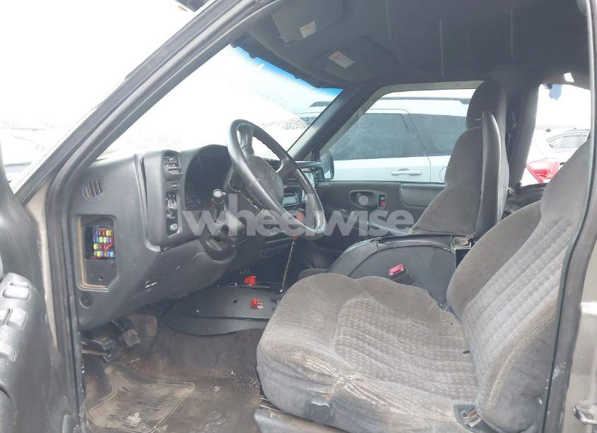 Photo 5 of 2000 Chevrolet S-10 LS (VIN 1GCCT19W5Y8126983)