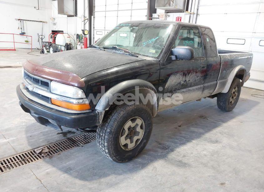 Photo 2 of 2001 Chevrolet S-10 LS (VIN 1GCCT19W918107777)