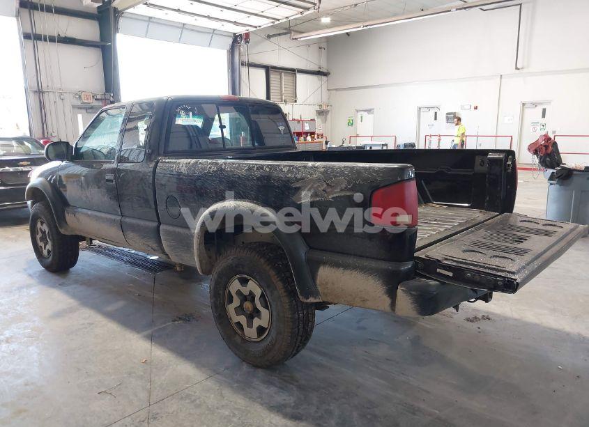 Photo 3 of 2001 Chevrolet S-10 LS (VIN 1GCCT19W918107777)