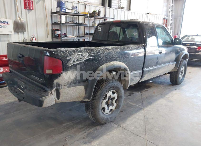 Photo 4 of 2001 Chevrolet S-10 LS (VIN 1GCCT19W918107777)