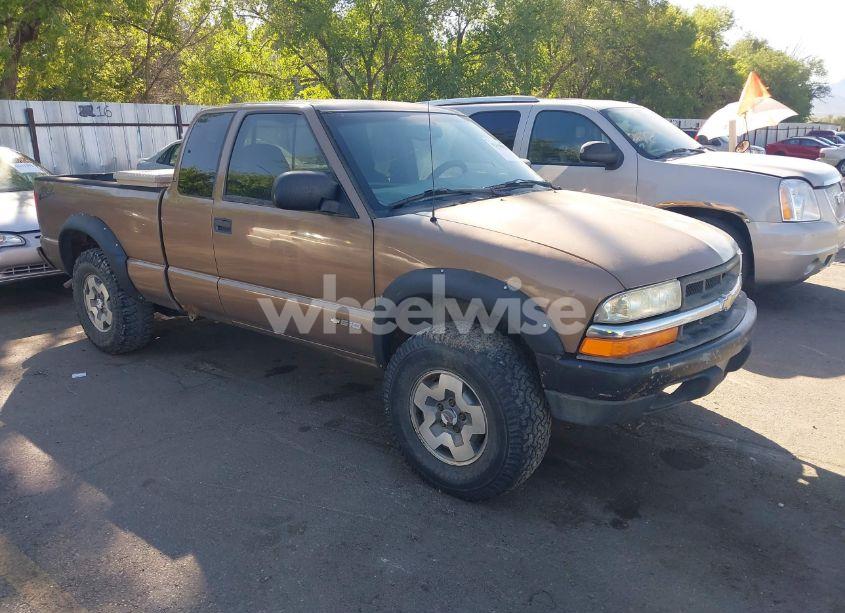 2003 Chevrolet S-10 LS (VIN 1GCCT19X738160098) main photo