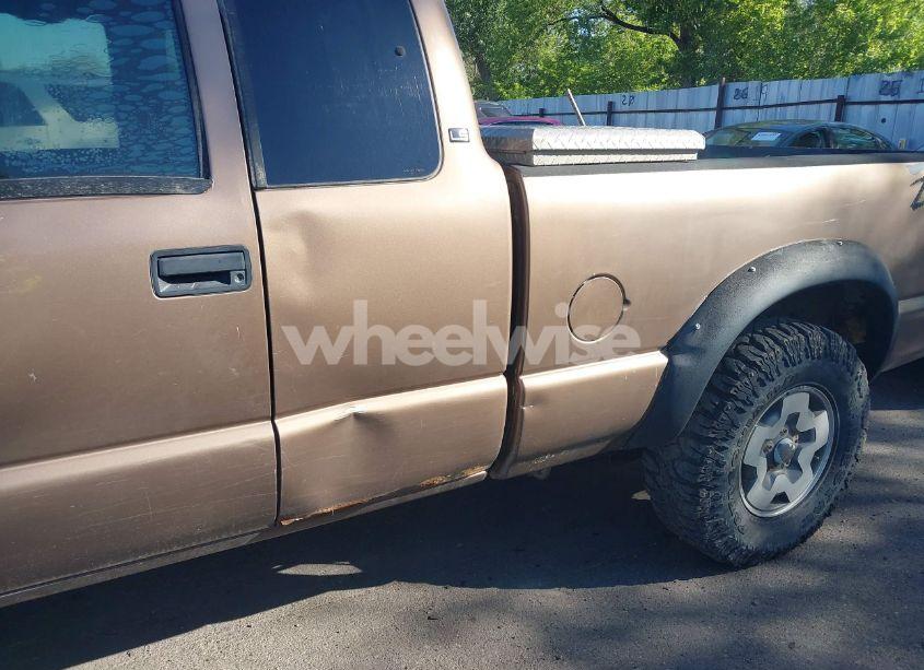 Photo 6 of 2003 Chevrolet S-10 LS (VIN 1GCCT19X738160098)