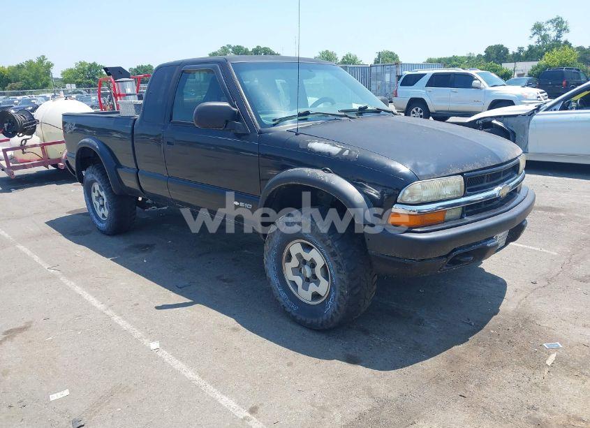 2003 Chevrolet S-10 LS (VIN 1GCCT19X938129158) main photo