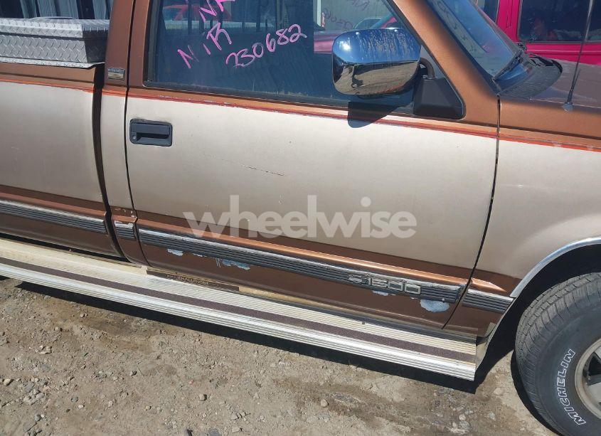 Photo 6 of 1990 Chevrolet Gmt-400 C1500 (VIN 1GCDC14K3LE230682)