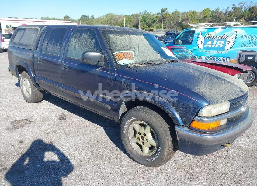 2002 Chevrolet S-10 LS (VIN 1GCDT13W02K156125) main photo