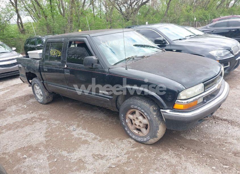 2002 Chevrolet S-10 LS (VIN 1GCDT13W22K183567) main photo