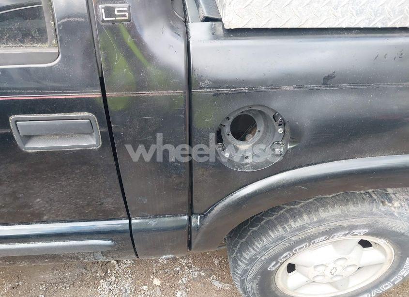 Photo 12 of 2002 Chevrolet S-10 LS (VIN 1GCDT13W22K183567)