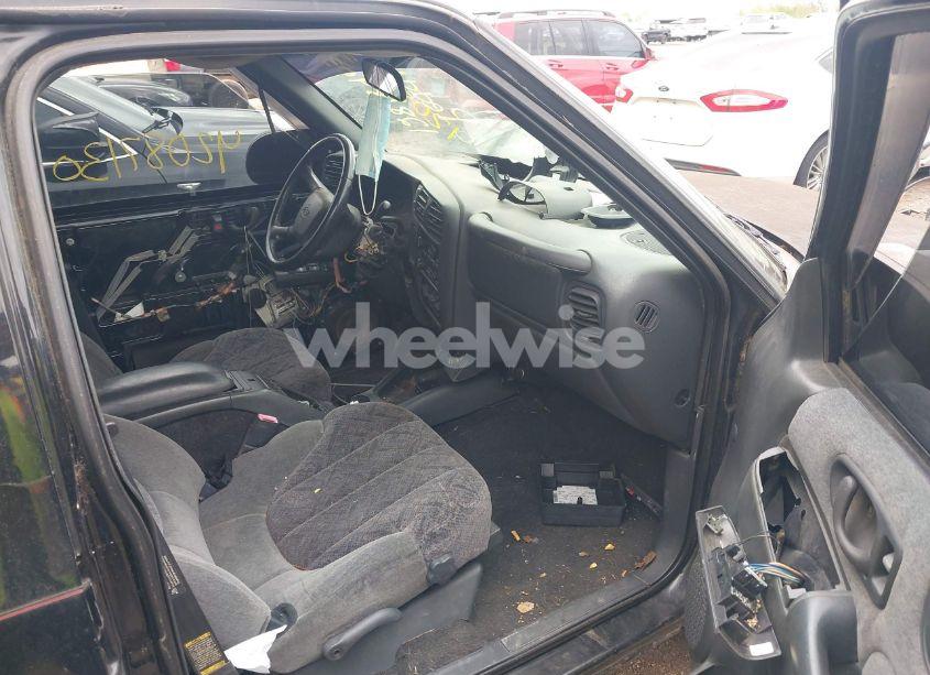 Photo 5 of 2002 Chevrolet S-10 LS (VIN 1GCDT13W22K183567)