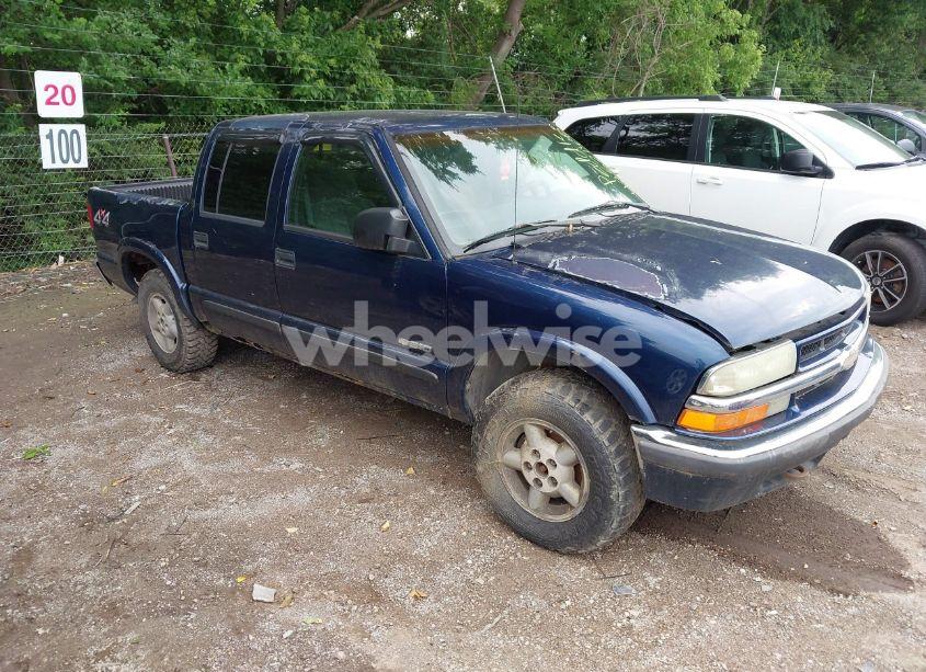 2002 Chevrolet S-10 LS (VIN 1GCDT13W62K220569) main photo