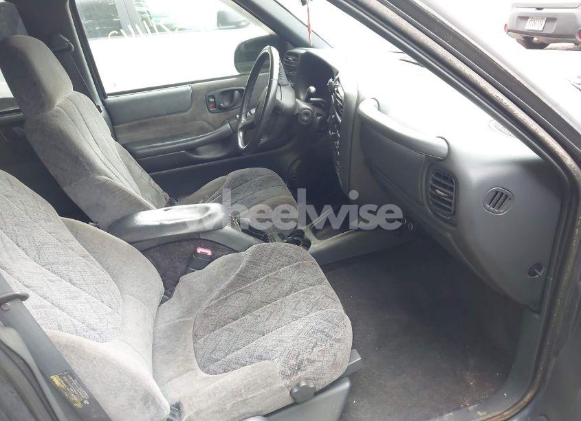 Photo 5 of 2002 Chevrolet S-10 LS (VIN 1GCDT13W62K220569)