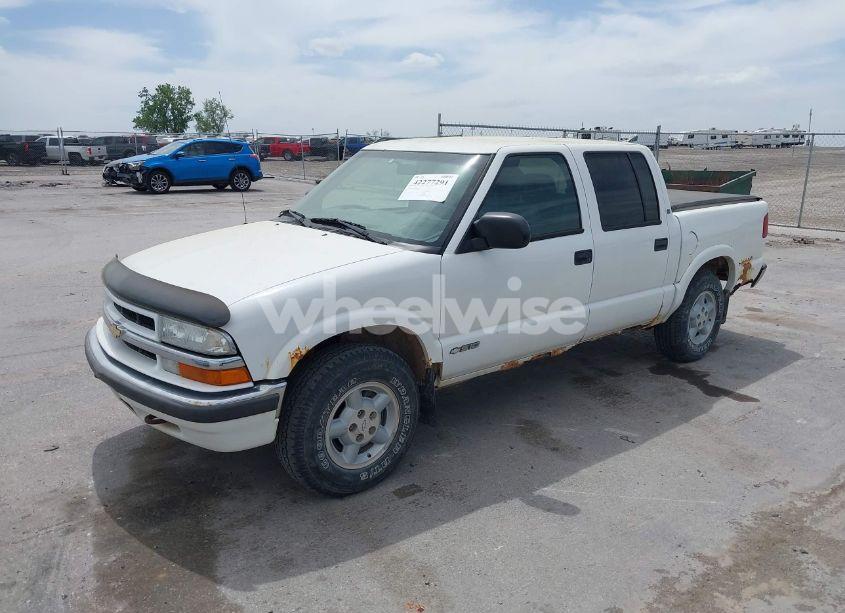 Photo 2 of 2002 Chevrolet S-10 LS (VIN 1GCDT13W72K240961)