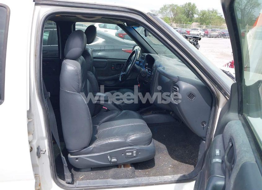 Photo 5 of 2002 Chevrolet S-10 LS (VIN 1GCDT13W72K240961)