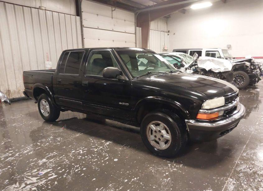 2002 Chevrolet S-10 LS (VIN 1GCDT13W82K144871) main photo