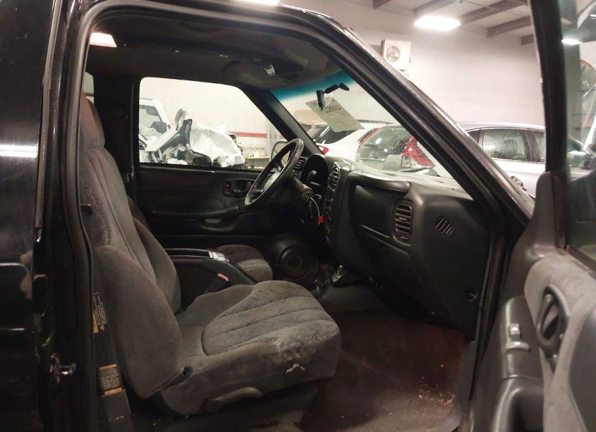 Photo 5 of 2002 Chevrolet S-10 LS (VIN 1GCDT13W82K144871)