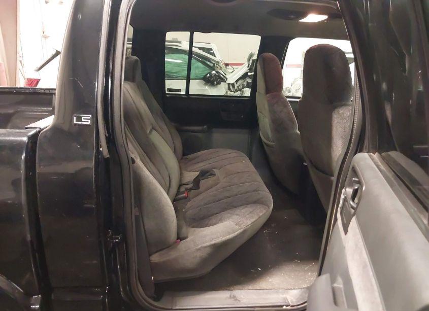 Photo 8 of 2002 Chevrolet S-10 LS (VIN 1GCDT13W82K144871)