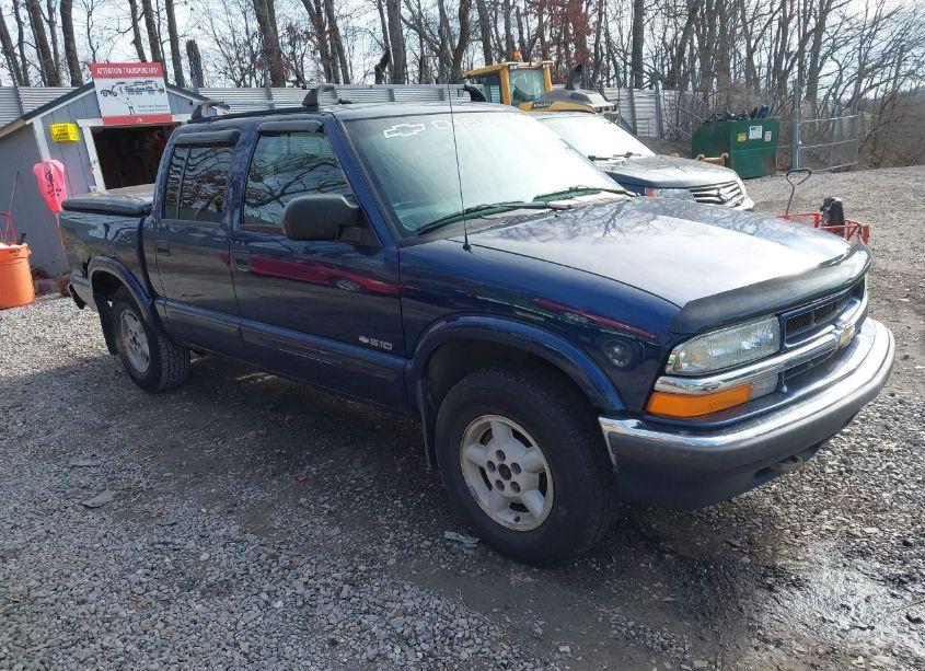 2002 Chevrolet S-10 LS (VIN 1GCDT13WX2K112469) main photo