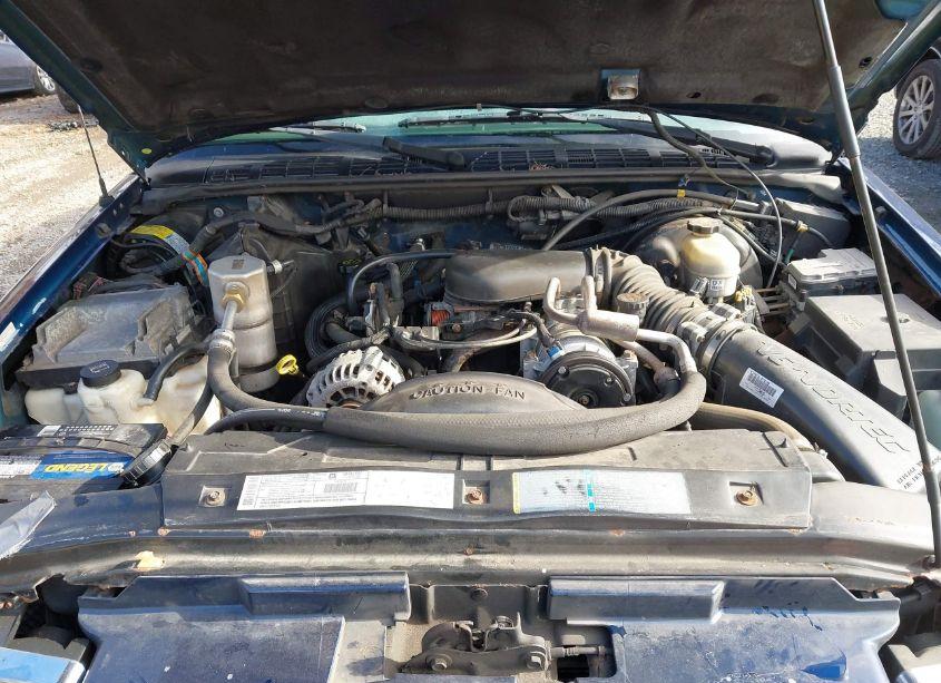 Photo 10 of 2002 Chevrolet S-10 LS (VIN 1GCDT13WX2K112469)