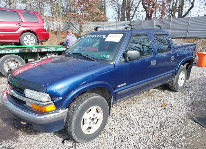 Photo 2 of 2002 Chevrolet S-10 LS (VIN 1GCDT13WX2K112469)