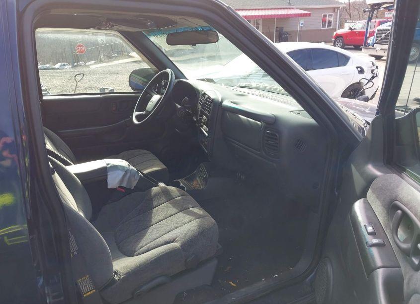Photo 5 of 2002 Chevrolet S-10 LS (VIN 1GCDT13WX2K112469)