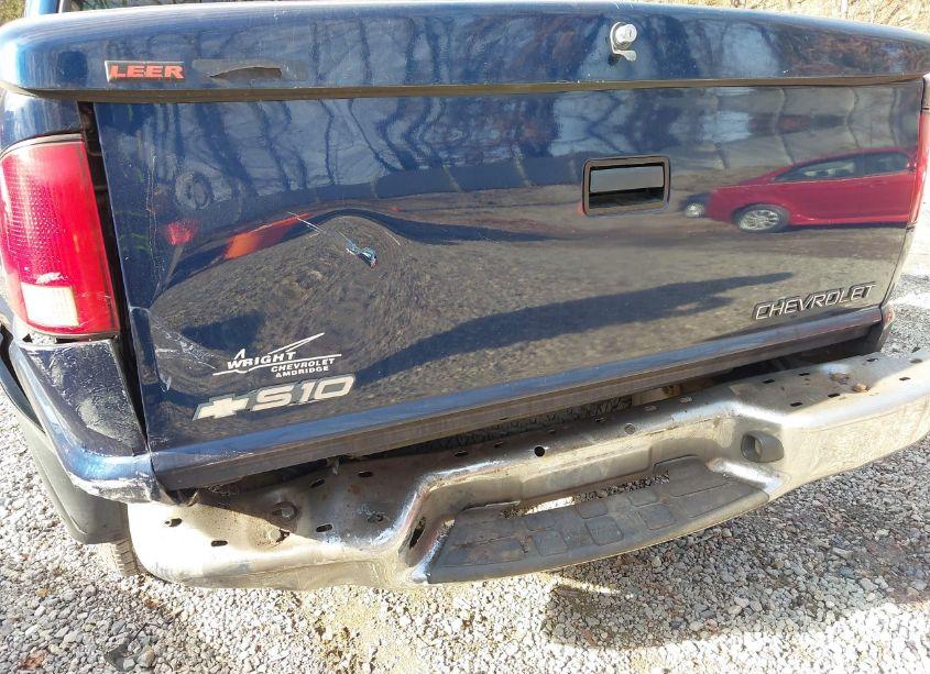 Photo 6 of 2002 Chevrolet S-10 LS (VIN 1GCDT13WX2K112469)