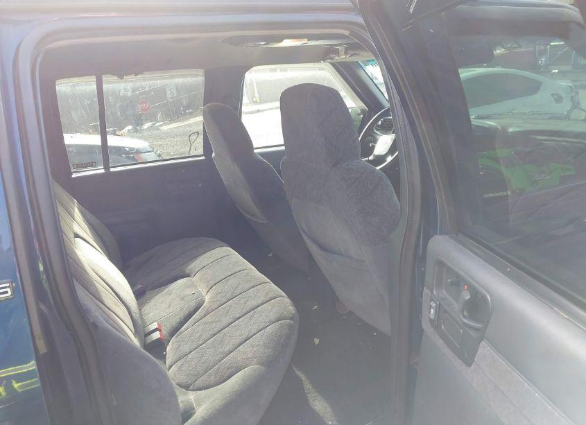 Photo 8 of 2002 Chevrolet S-10 LS (VIN 1GCDT13WX2K112469)