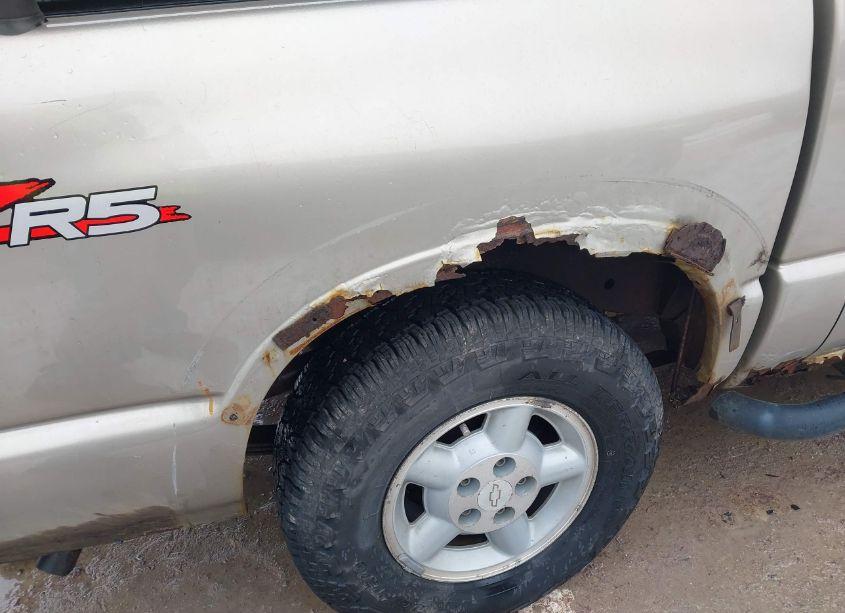 Photo 6 of 2003 Chevrolet S-10 LS (VIN 1GCDT13X13K119935)