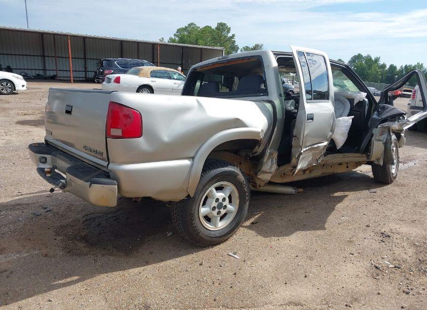 Photo 4 of 2004 Chevrolet S-10 LS (VIN 1GCDT13X74K111744)
