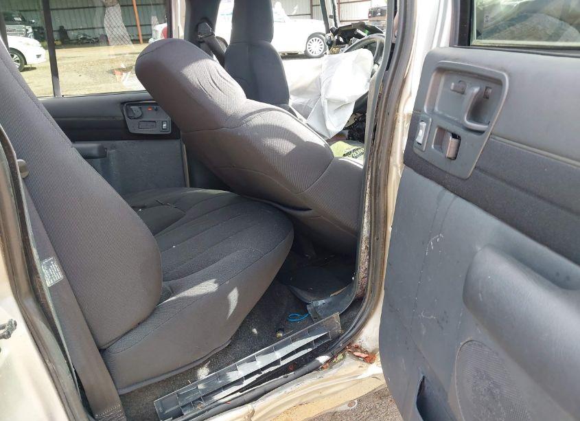 Photo 8 of 2004 Chevrolet S-10 LS (VIN 1GCDT13X74K111744)