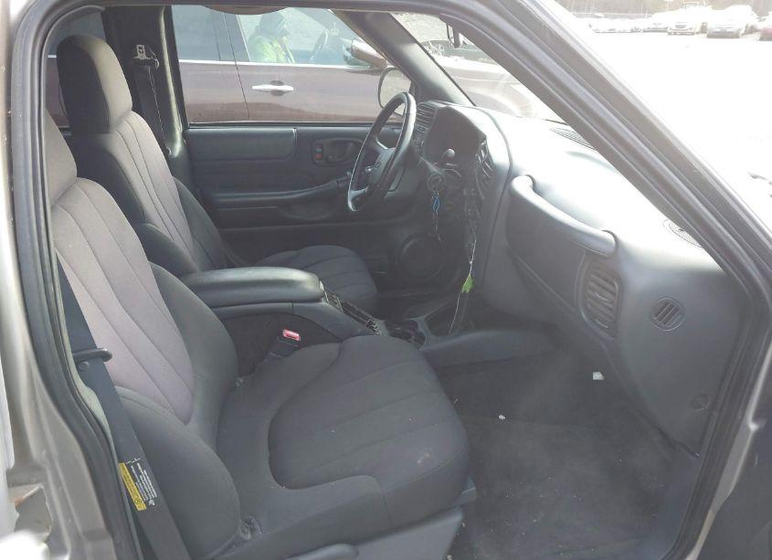 Photo 5 of 2003 Chevrolet S-10 LS (VIN 1GCDT13XX3K106746)