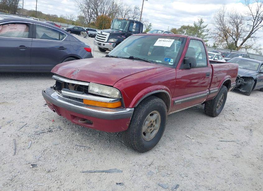 Photo 2 of 1998 Chevrolet S-10 LS (VIN 1GCDT14X3WK165995)