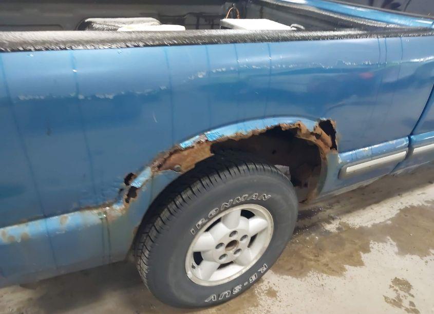 Photo 13 of 2000 Chevrolet S-10 LS (VIN 1GCDT19W0Y8207717)