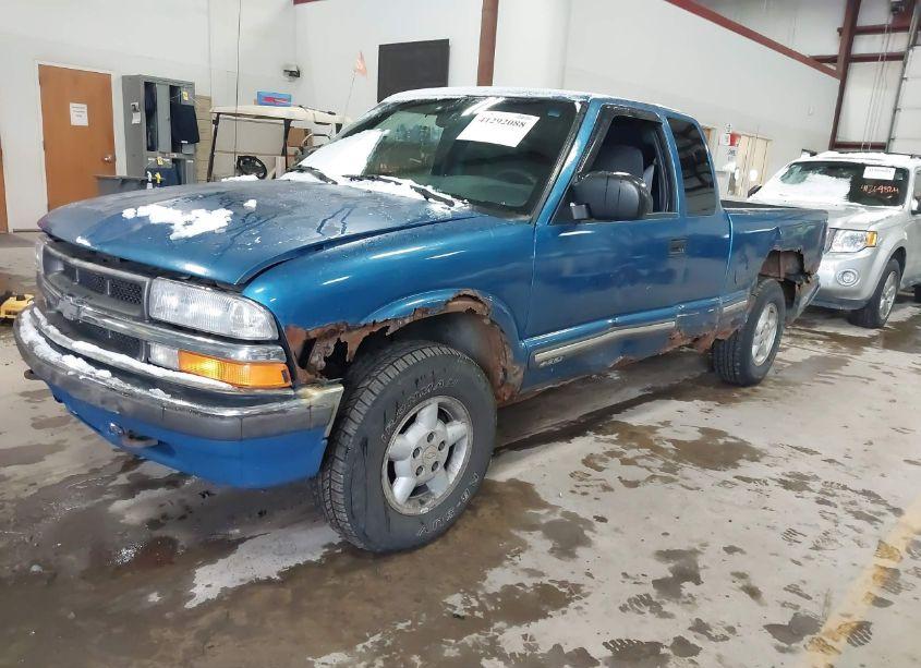 Photo 2 of 2000 Chevrolet S-10 LS (VIN 1GCDT19W0Y8207717)