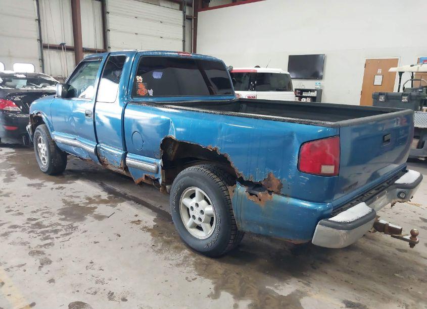 Photo 3 of 2000 Chevrolet S-10 LS (VIN 1GCDT19W0Y8207717)