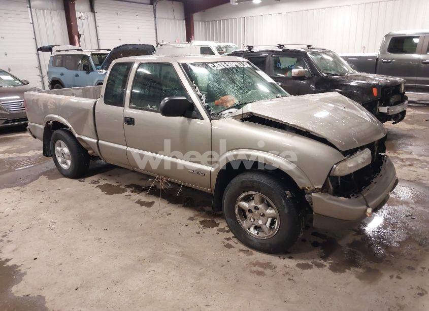 2001 Chevrolet S-10 LS (VIN 1GCDT19W118151261) main photo