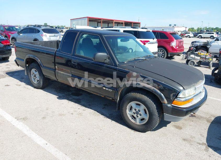2002 Chevrolet S-10 LS (VIN 1GCDT19W128200802) main photo