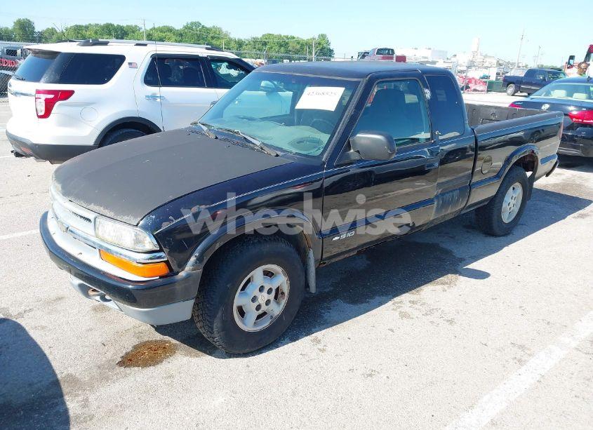 Photo 2 of 2002 Chevrolet S-10 LS (VIN 1GCDT19W128200802)