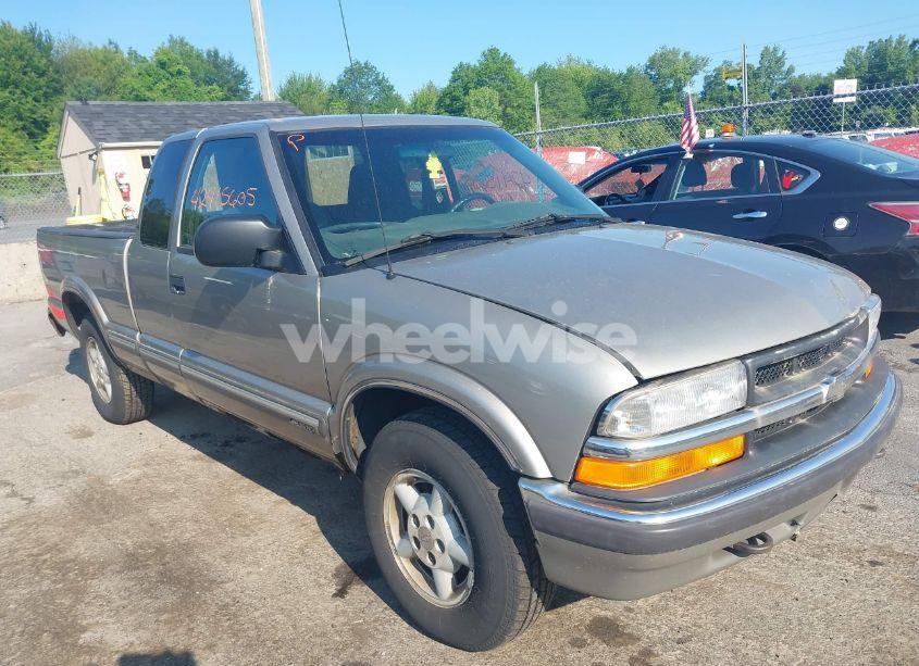 2001 Chevrolet S-10 LS (VIN 1GCDT19W218124165) main photo