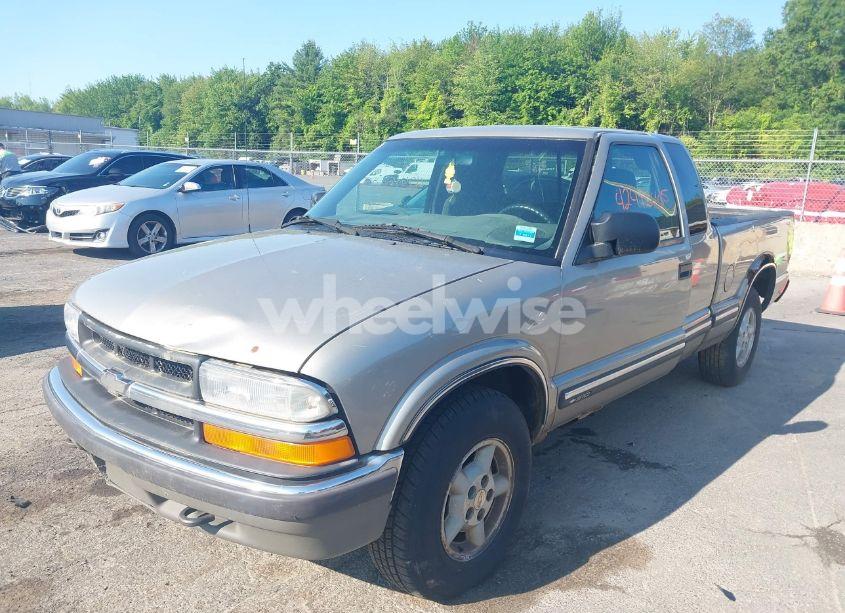 Photo 2 of 2001 Chevrolet S-10 LS (VIN 1GCDT19W218124165)