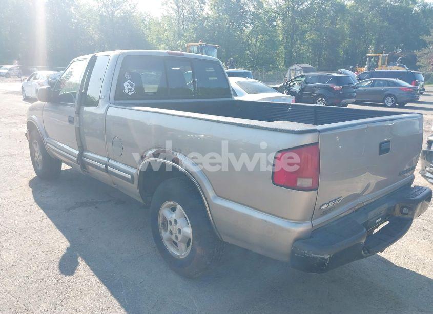 Photo 3 of 2001 Chevrolet S-10 LS (VIN 1GCDT19W218124165)