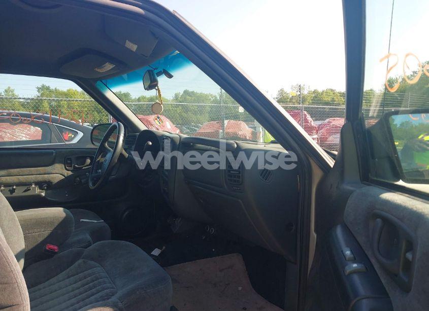 Photo 5 of 2001 Chevrolet S-10 LS (VIN 1GCDT19W218124165)