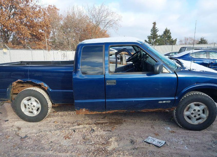 Photo 12 of 2001 Chevrolet S-10 LS (VIN 1GCDT19W318129648)