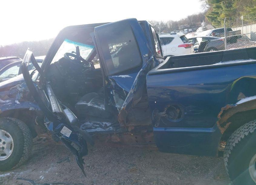 Photo 13 of 2001 Chevrolet S-10 LS (VIN 1GCDT19W318129648)