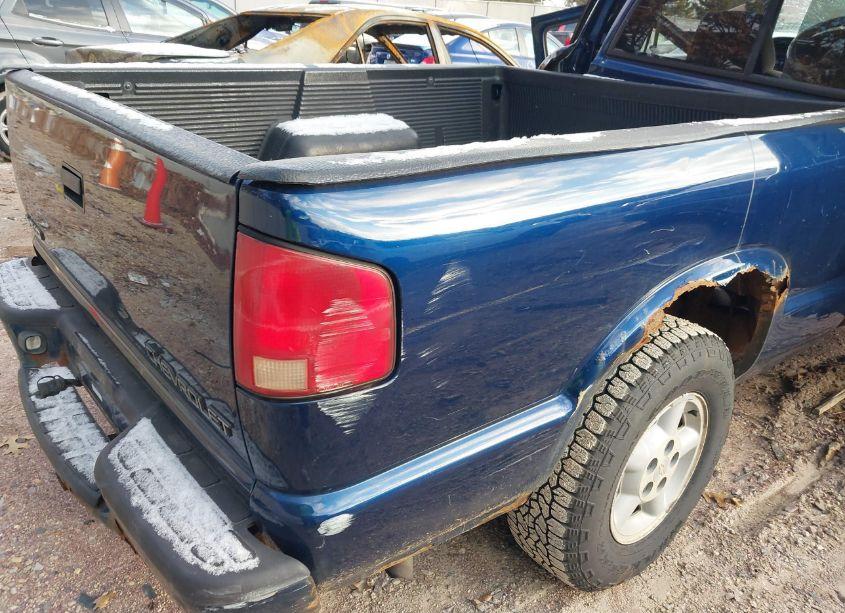 Photo 17 of 2001 Chevrolet S-10 LS (VIN 1GCDT19W318129648)