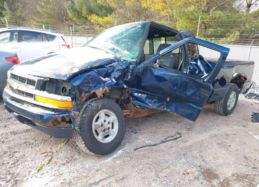 Photo 2 of 2001 Chevrolet S-10 LS (VIN 1GCDT19W318129648)