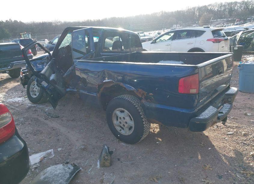 Photo 3 of 2001 Chevrolet S-10 LS (VIN 1GCDT19W318129648)