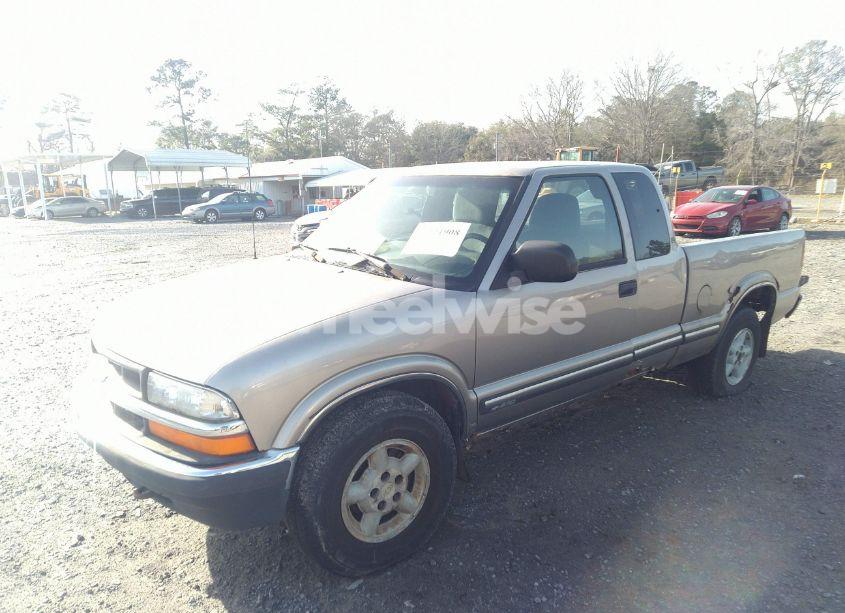 Photo 2 of 2000 Chevrolet S-10 LS (VIN 1GCDT19W4Y8198228)