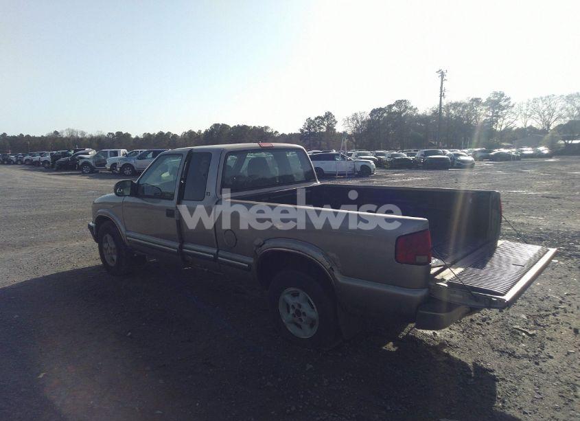 Photo 3 of 2000 Chevrolet S-10 LS (VIN 1GCDT19W4Y8198228)