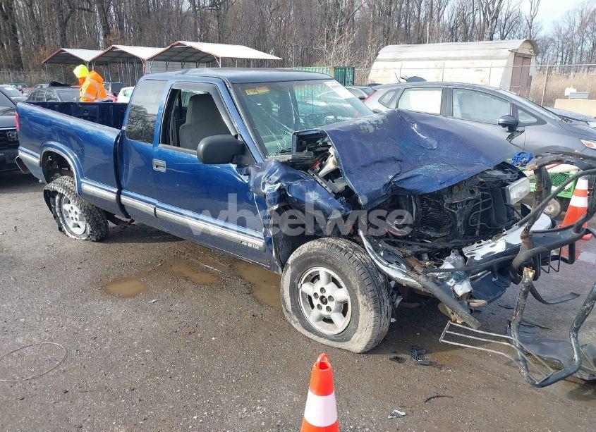 1999 Chevrolet S-10 LS (VIN 1GCDT19W6X8174415) main photo