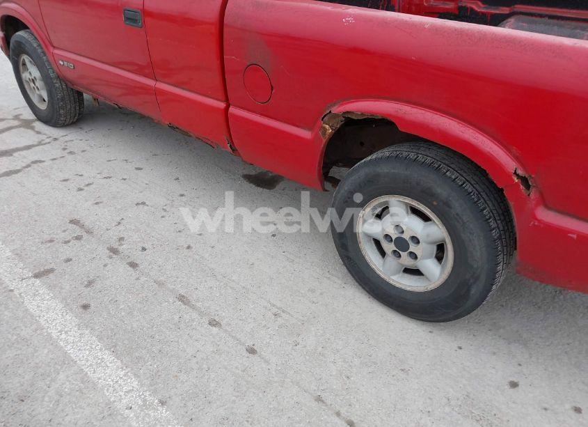 Photo 12 of 2002 Chevrolet S-10 LS (VIN 1GCDT19W928196725)