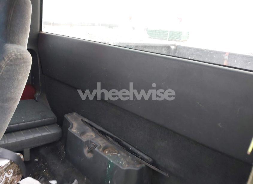 Photo 8 of 2001 Chevrolet S-10 LS (VIN 1GCDT19WX18195047)